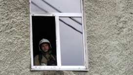 В центре Воронежа пожарные эвакуировали по автолестнице жильца загоревшейся квартиры