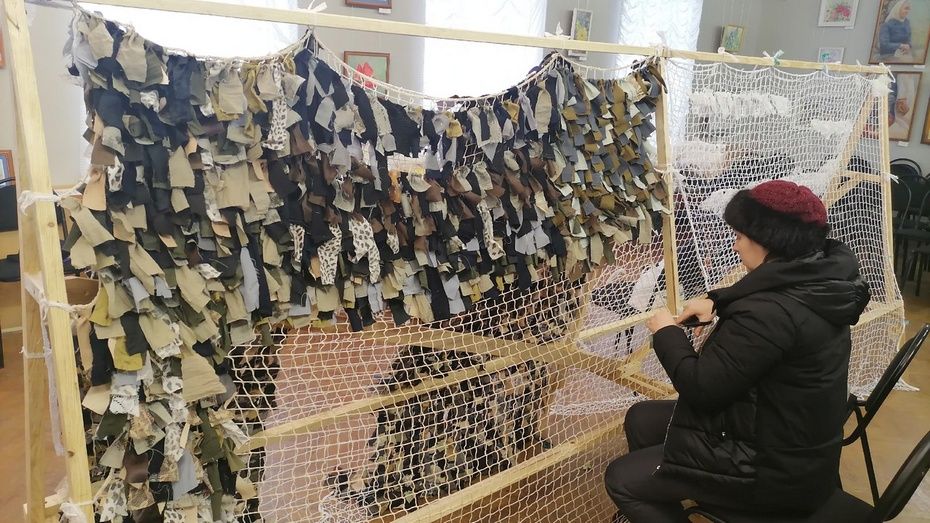 Мастерская по плетению маскировочных сетей для участников СВО открылась в Лисках