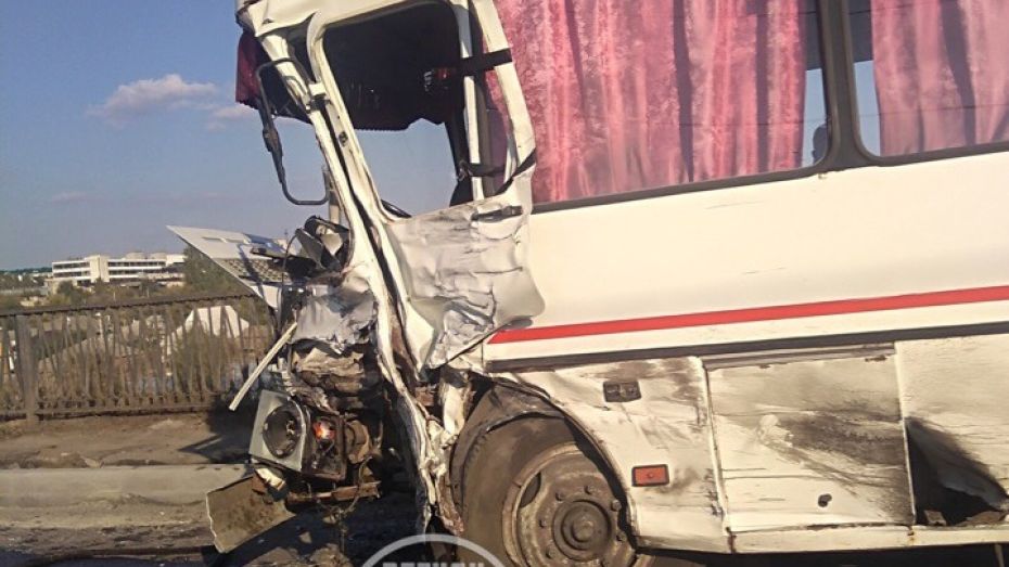 После аварии с ПАЗом и микроавтобусом в воронежской больнице умер один из водителей 