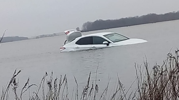 Под Воронежем машина ушла под воду при попытке проехать по затопленному мосту: видео