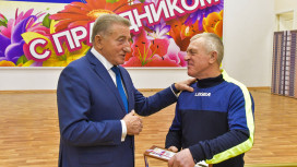 Сенатор Сергей Лукин наградил игроков и тренеров футбольной команды «Строитель»