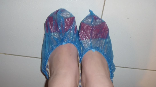 Бахилы в поликлинике. Бахилы на ногах. Надеть бахилы. Бахилы в поликлинике. Бахилы в больнице.